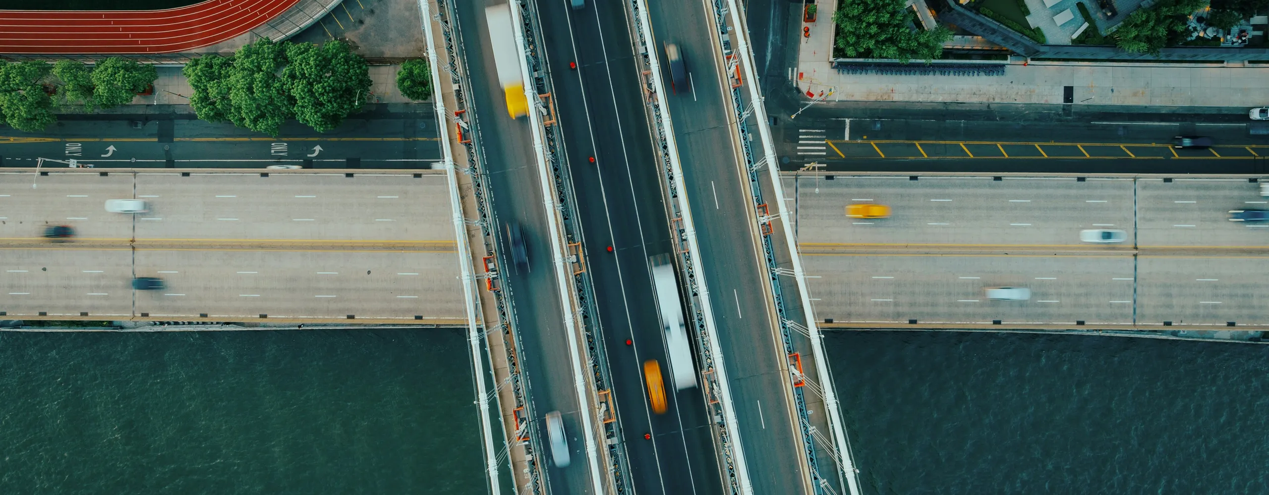 Vista aerea di un ponte stradale con il traffico che attraversa un fiume