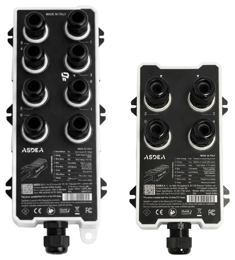 Vista frontale degli acquisitori ADAQ Static 8 e ADAQ Static 4, con case bianco e pressacavi per i sensori analogici