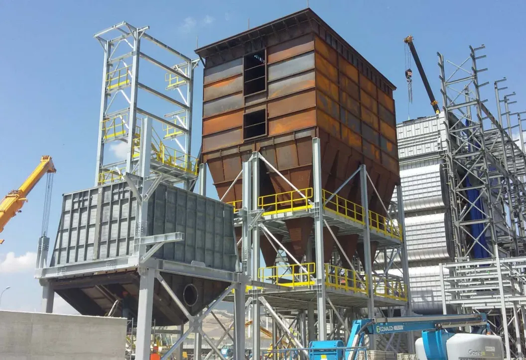 Torre in carpenteria metallica della centrale in costruzione, con le gru di cantiere