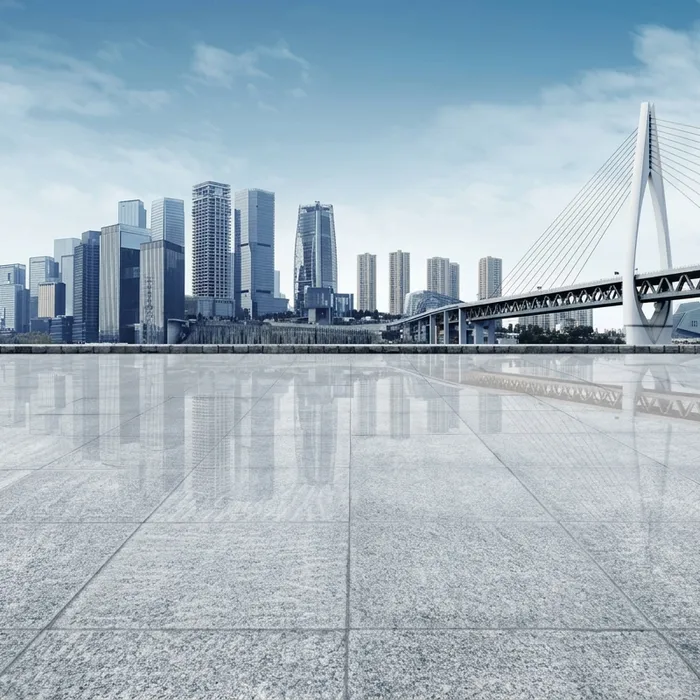 Skyline di una città con un ponte strallato il cui impalcato è colorato come una mappa di risultati di un modello a elementi finiti, riflesso su una piazza lastricata