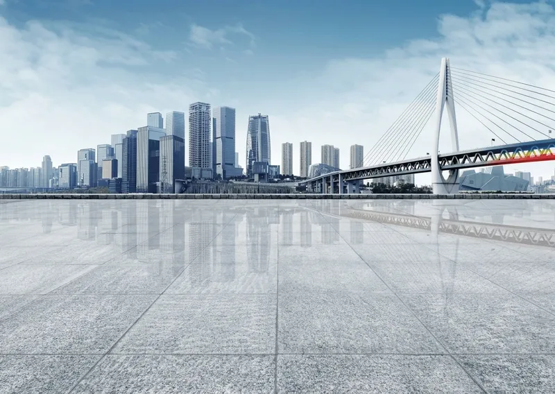 Skyline di una città con un ponte strallato il cui impalcato è colorato come una mappa di risultati di un modello a elementi finiti, riflesso su una piazza lastricata