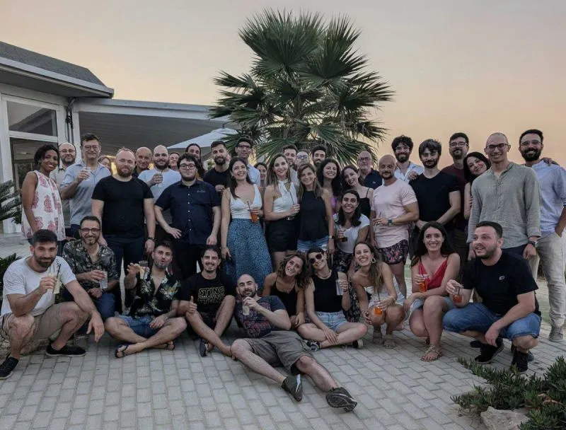 Il team ASDEA riunito all'aperto al tramonto