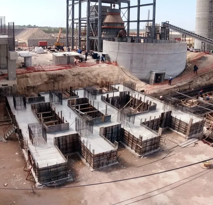 Cantiere delle fondazioni del fabbricato valvola tampone, con getti in calcestruzzo, casseri e ferri d’armatura