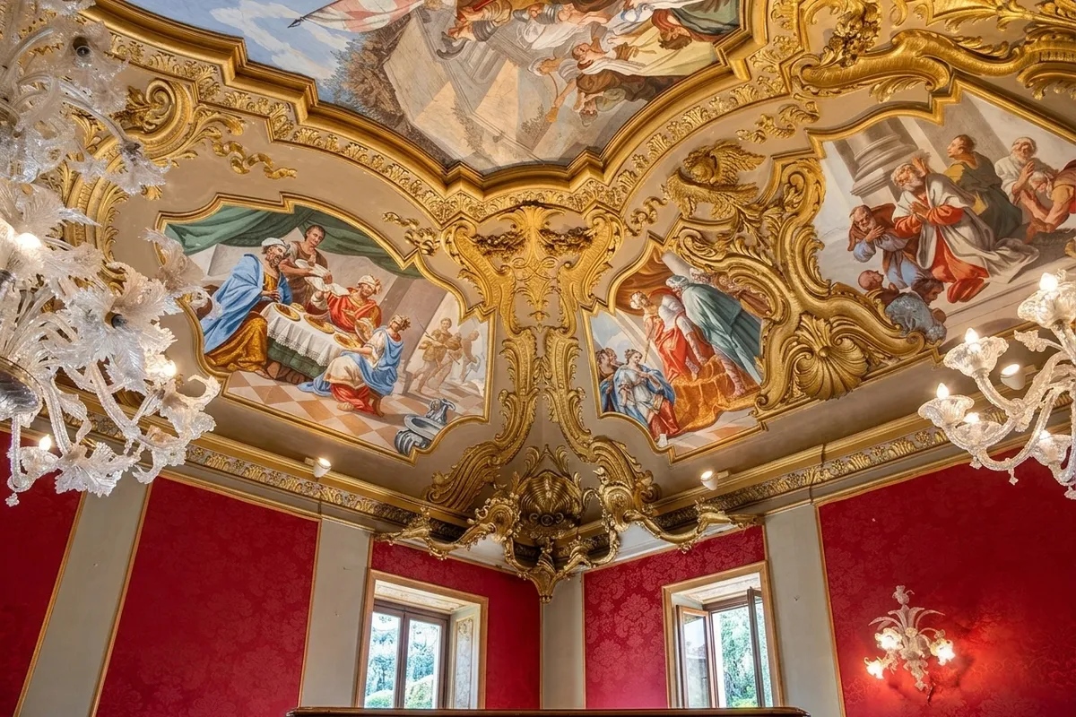 Volta affrescata con stucchi dorati in una sala di Palazzo Centi