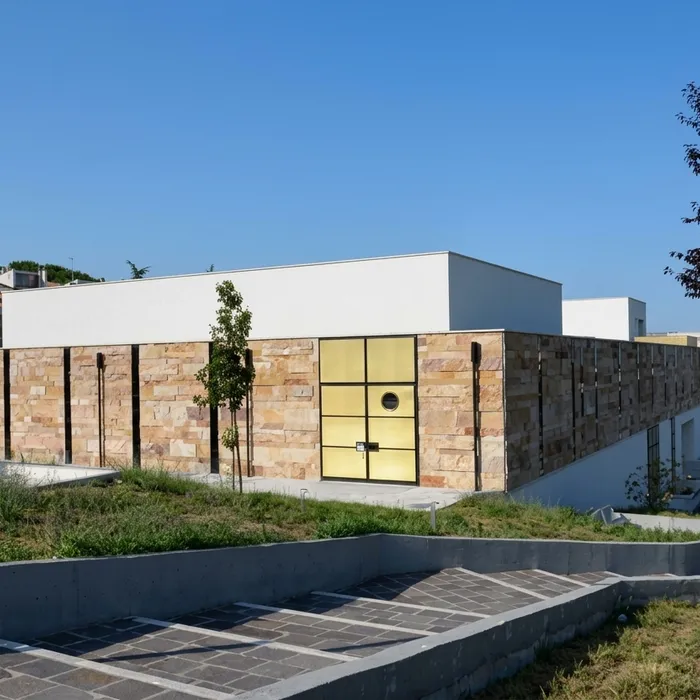 Rendering dall’alto del Complesso Parrocchiale “Il Risorto” con la chiesa dalla copertura inclinata al centro