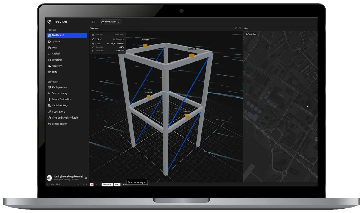 Laptop con MonStr True Vision aperto sulla dashboard, con il modello 3D della struttura monitorata, i sensori e la mappa del sito